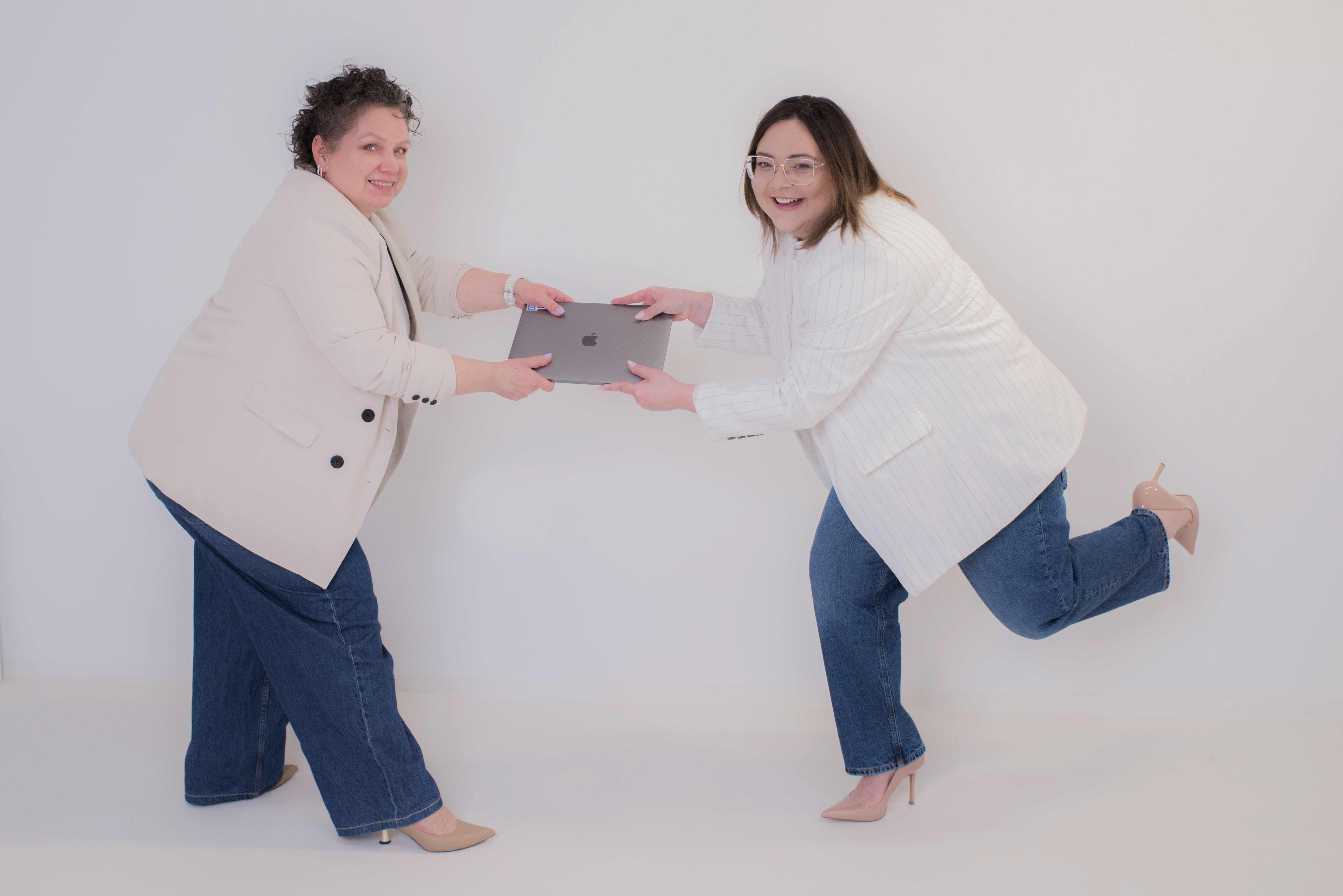 Patrycja i Natalie - Babki Po Swojemu z laptopem