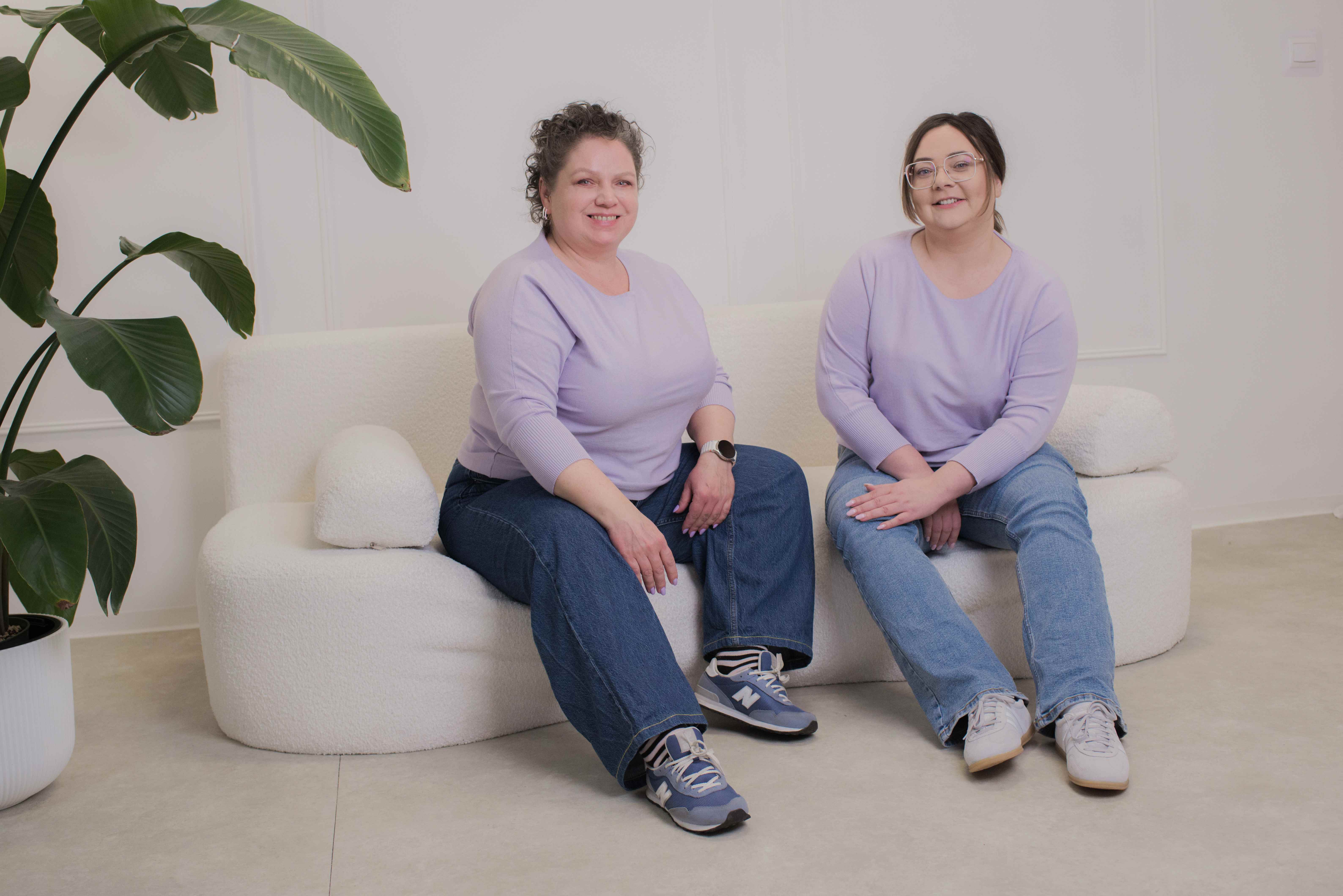 Patrycja i Natalie - Babki Po Swojemu na kanapie w lawendowych swetrach