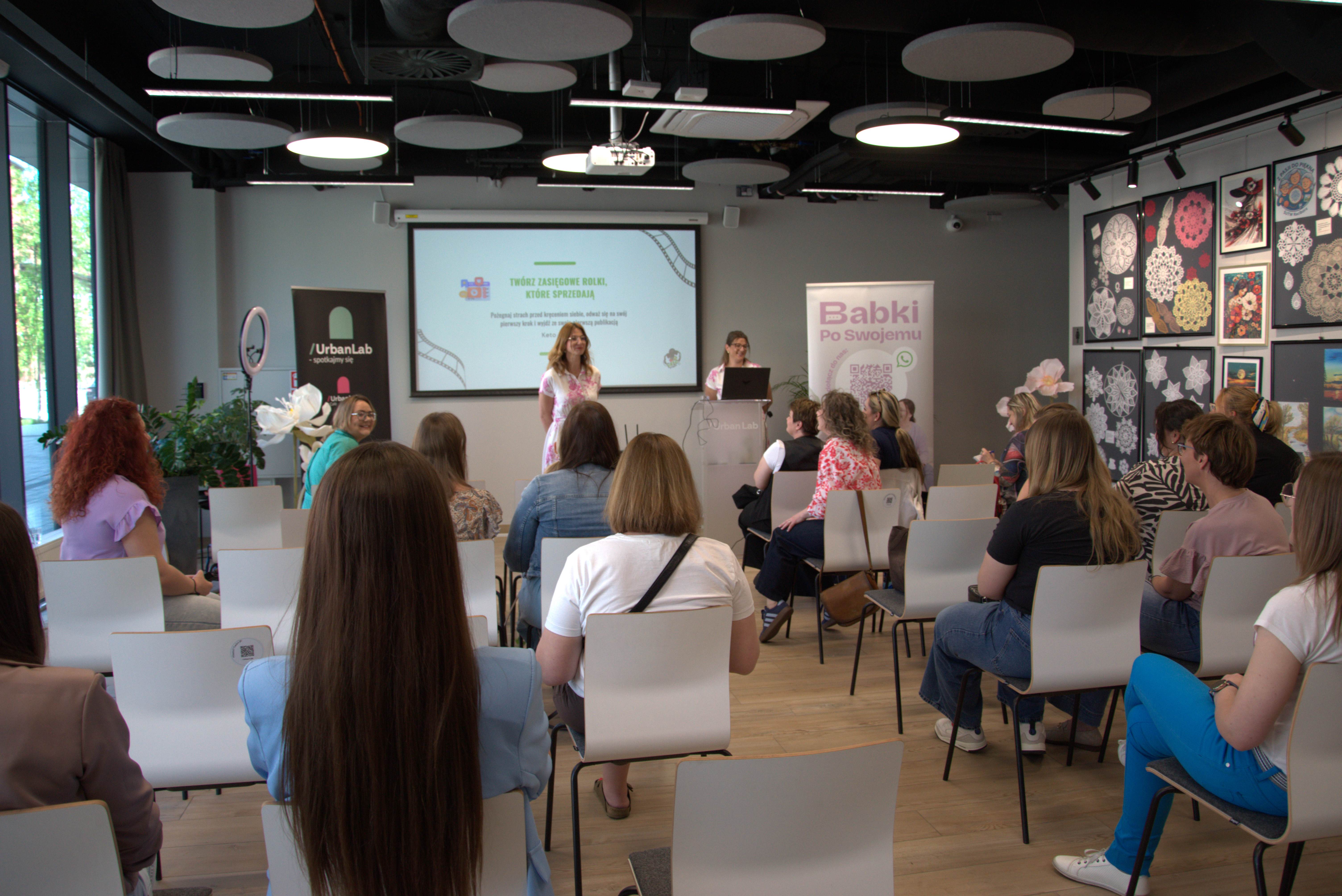Pełna sala uczestniczek podczas spotkania w Urban Lab Racibórz